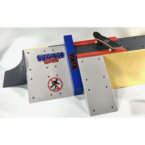 Tech Deck Spin Master Mixed Lot of Skate Park Ramps and Boards with Accessories - Picture 5 of 15